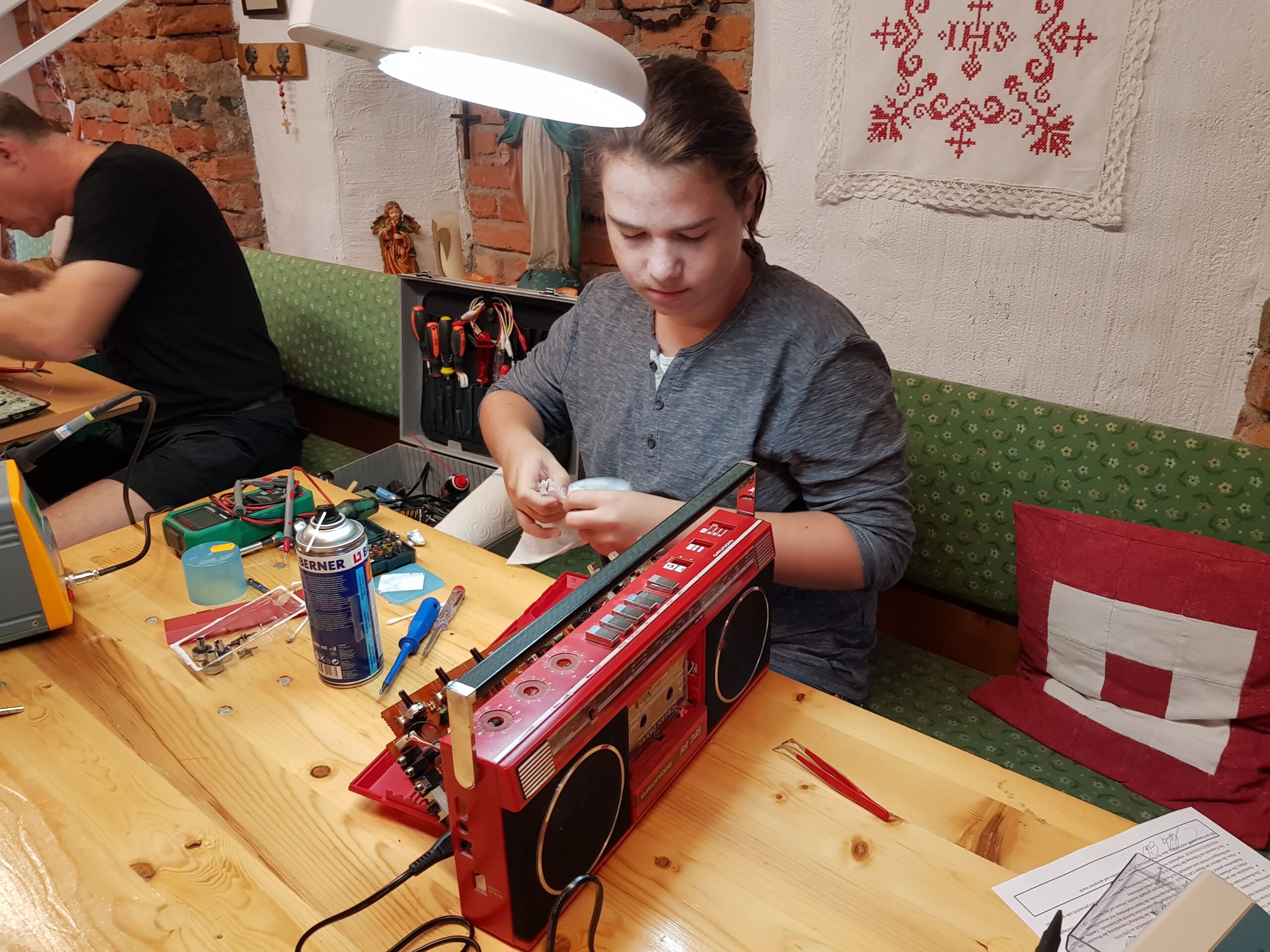 Eine Dame repariert ein altes Radio