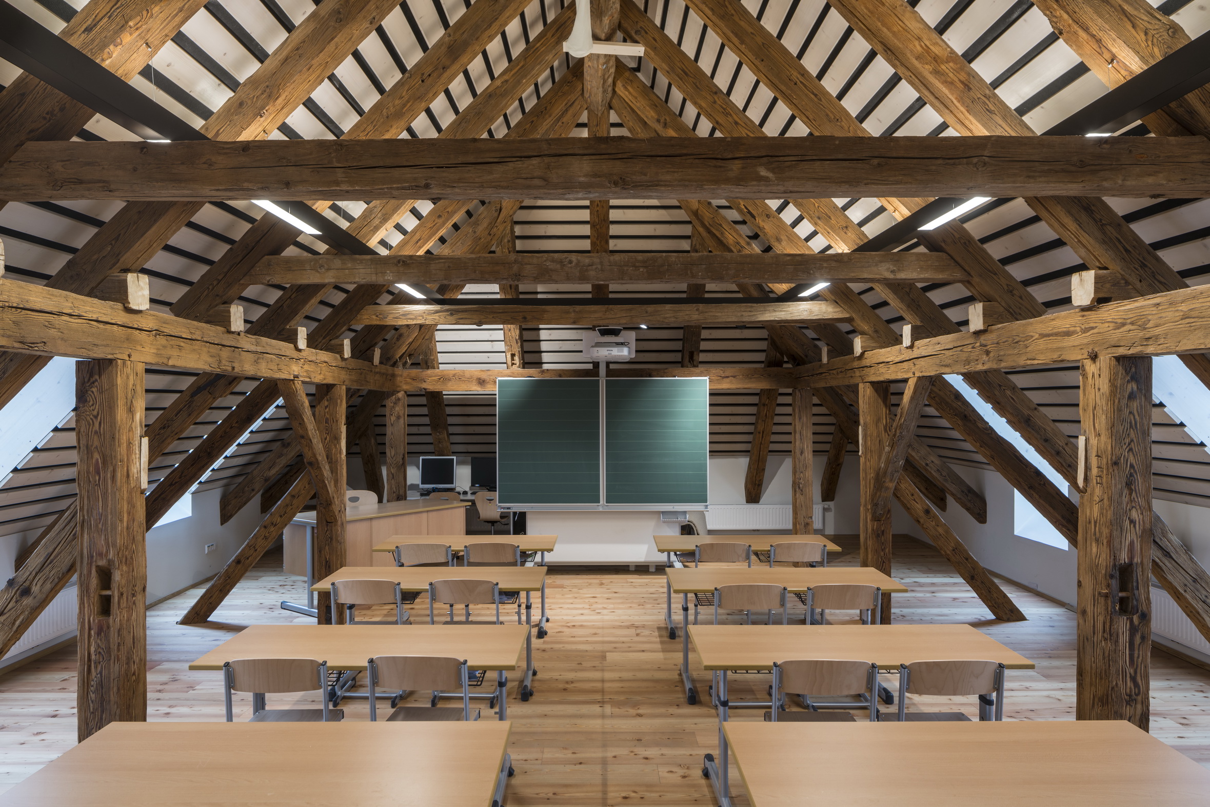 Dachgeschoß Ausbau Klassenzimmer