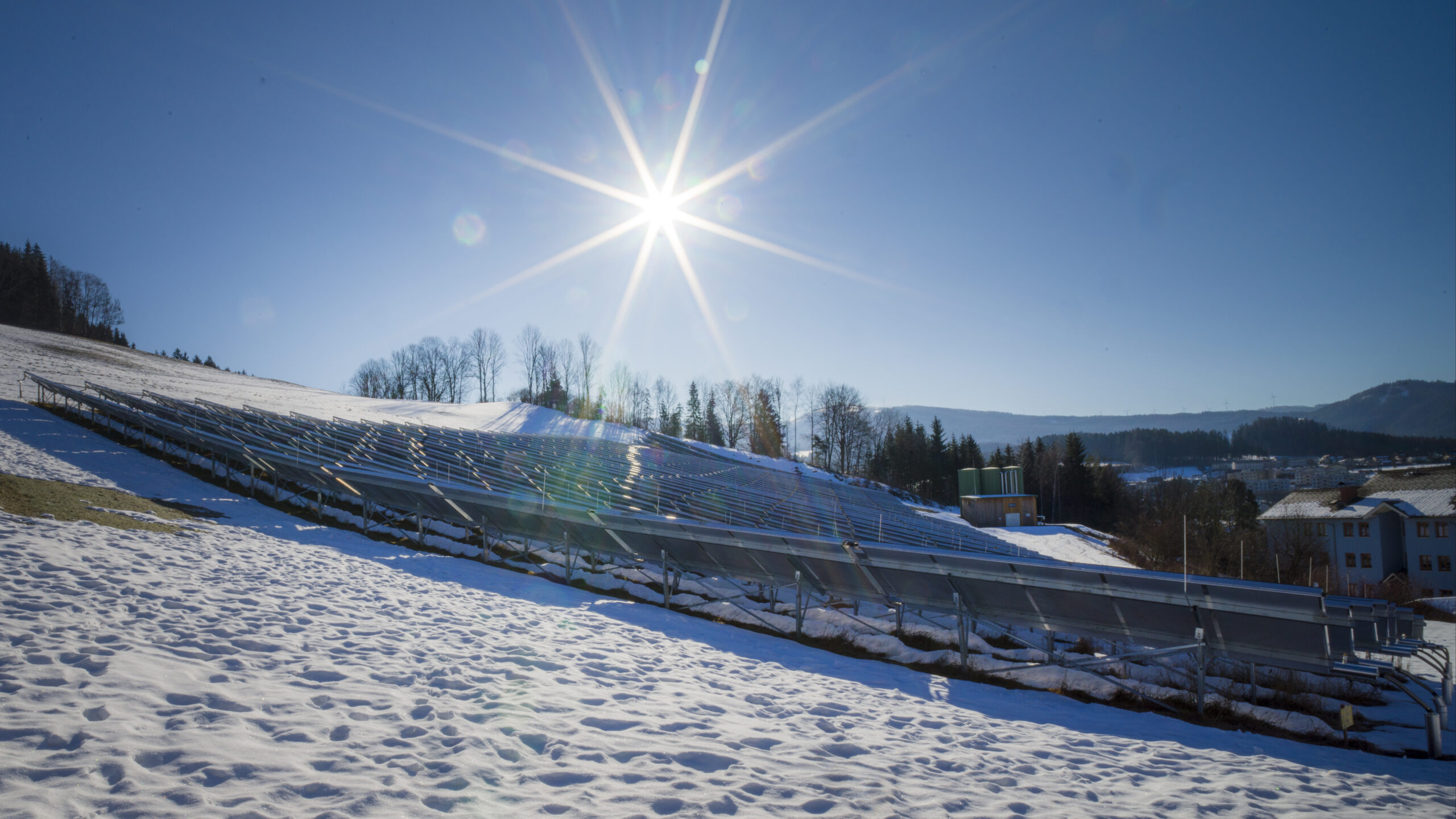 Solaranlage in Mürzzuschlag im Winter bei strahlendem Sonnenschein
