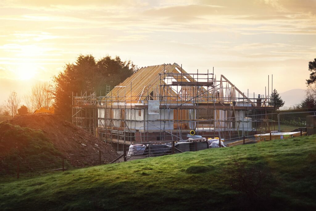 Ein Haus in Bau im Licht des Sonnenuntergang